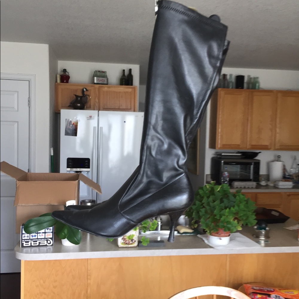 Black leather boots 7.5